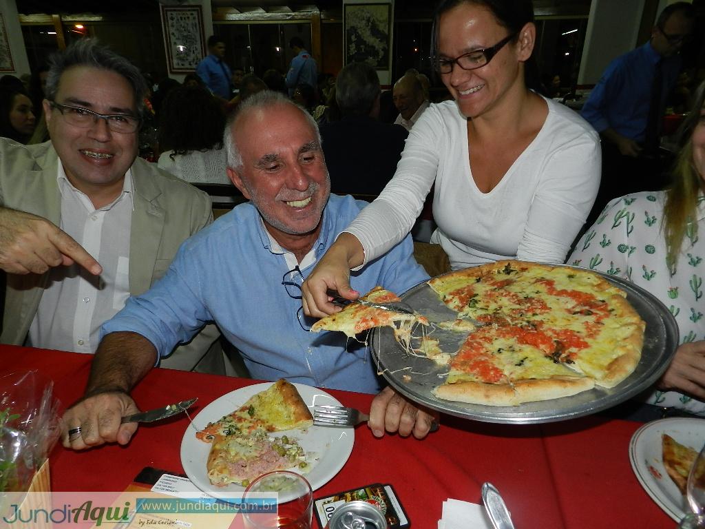 Voluntários e seus amigos festejam a vida com pizza