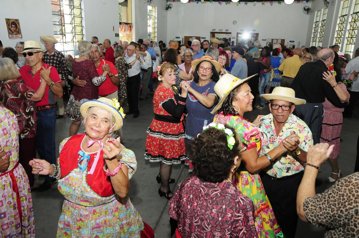 Terceira idade se joga no Baile Junino do Criju