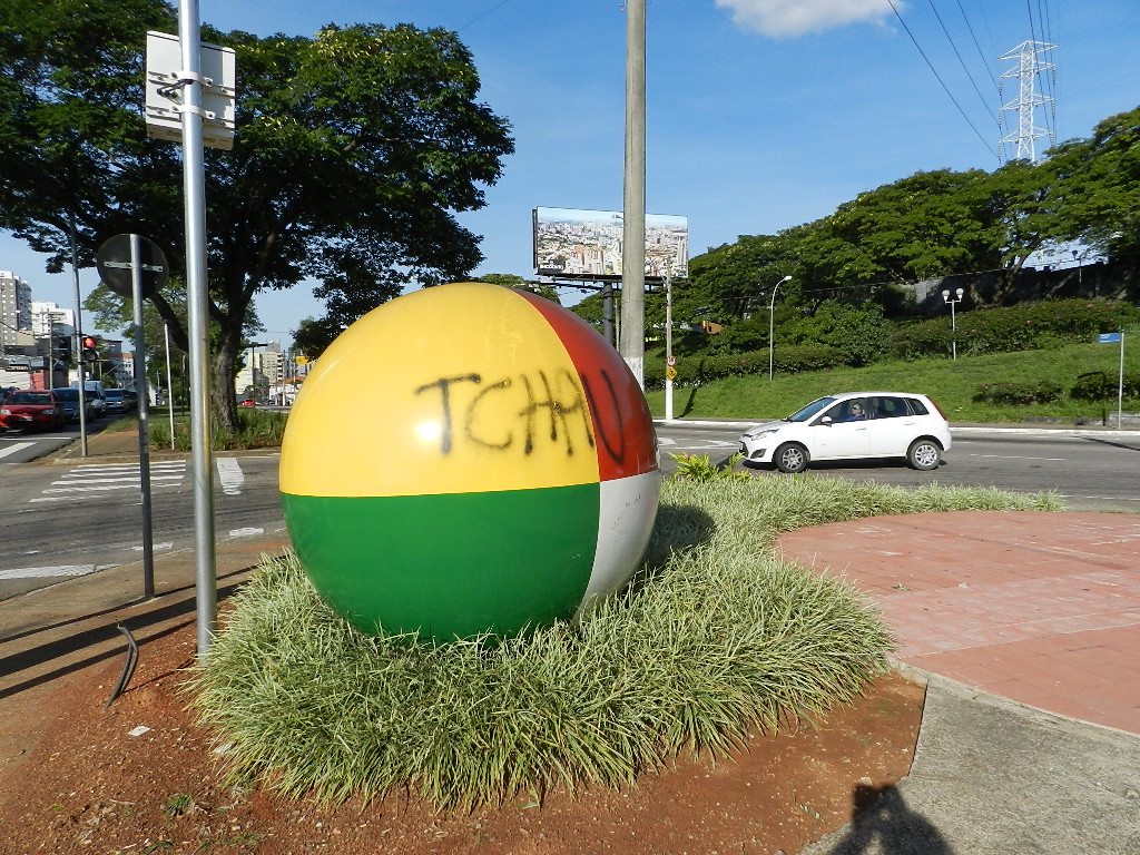 Pichadores continuam a desafiar a lei. Agora foi no monumento de Inos