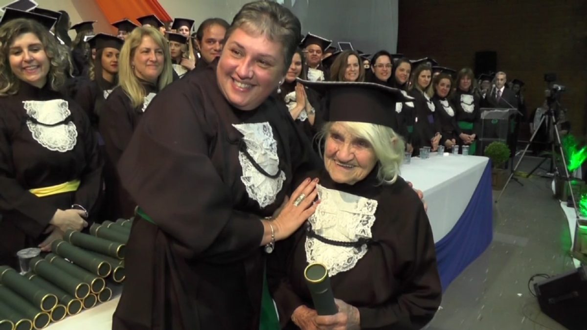 Universitária aos 87 anos e com TCC escrito a mão