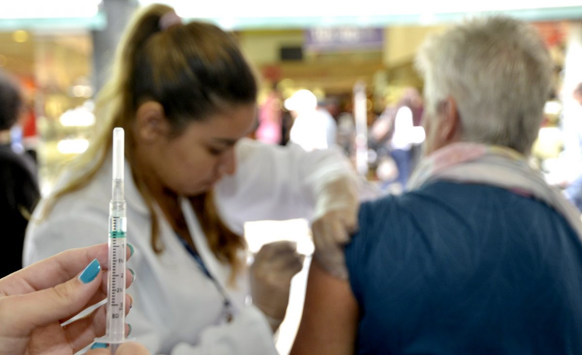Vacina da febre amarela é para bebês acima de 9 meses e até idosos
