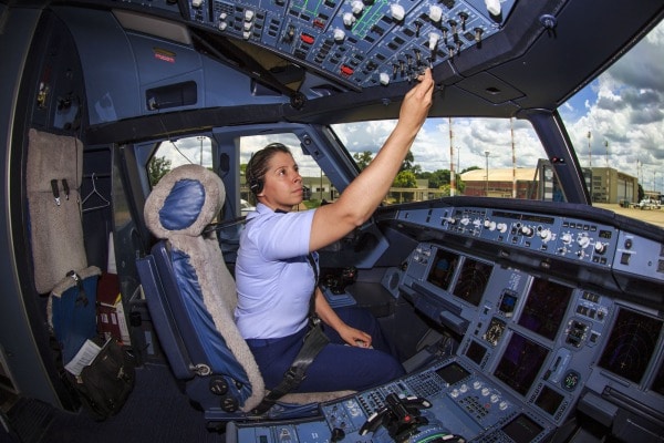  DIA DA MULHER \ Carla Borges pilota avião da Presidência da República