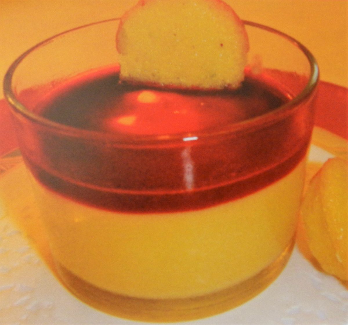 Mousse de damasco, coulis de framboesas e madeleines