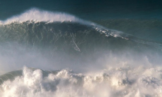Jundiaiense Rodrigo Koxa é dono da maior onda do surf mundial