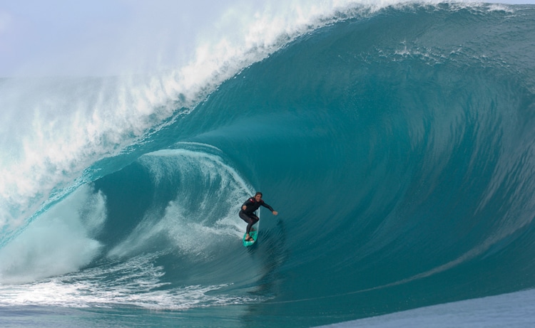 Rodrigo Koxa abre temporada de grandes ondas em Santa Catarina