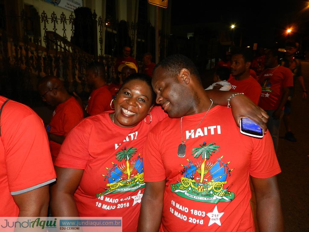  Haitianos vão às ruas da Colônia para festejar sua bandeira