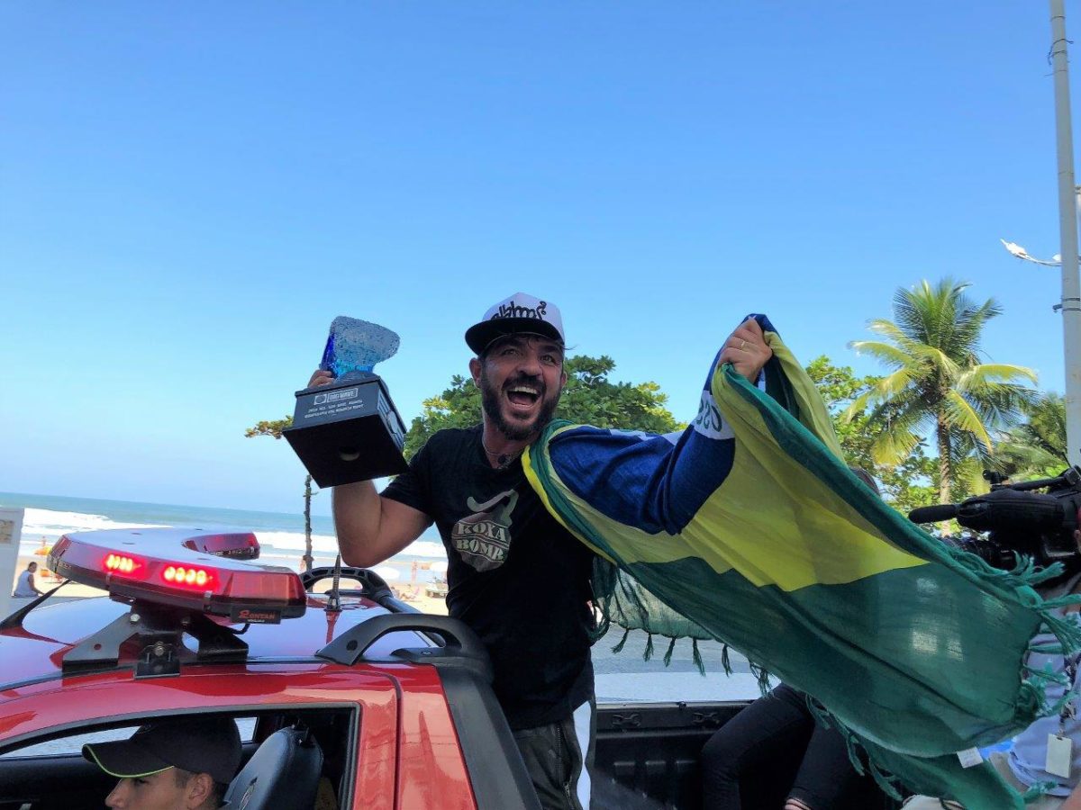 Recordista Rodrigo Koxa desfila com troféu pelo Guarujá