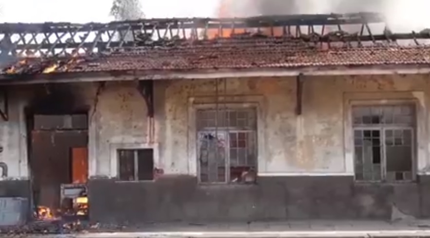  Incêndio destrói Estaçãozinha de trem sob viaduto da Ponte