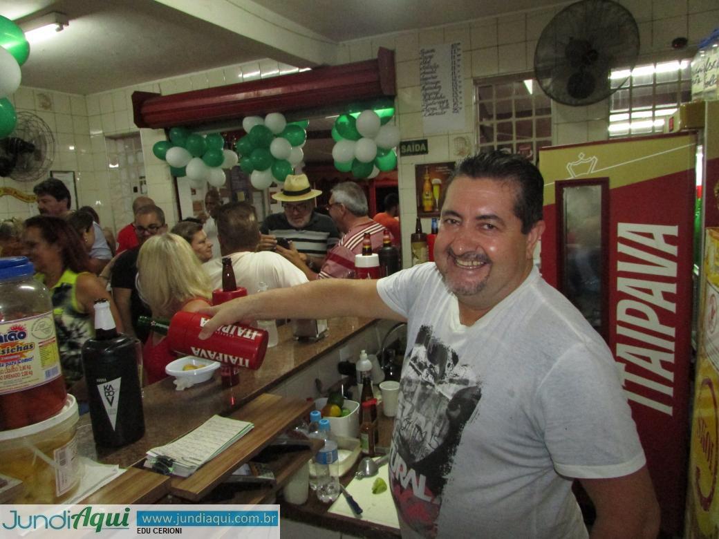 Aniversário do dono do boteco é trabalhando e rodeado de amigos