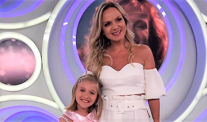 Flavinha interpreta Eliana criança e emociona apresentadora do SBT