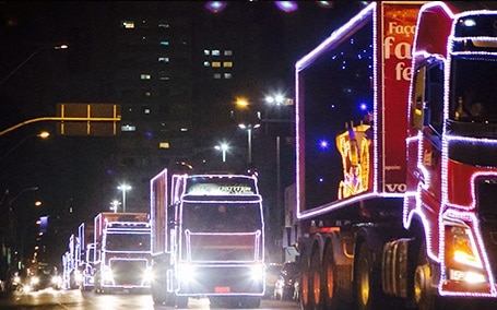 Caravana Coca-Cola vem mais iluminada em novos caminhões Scania