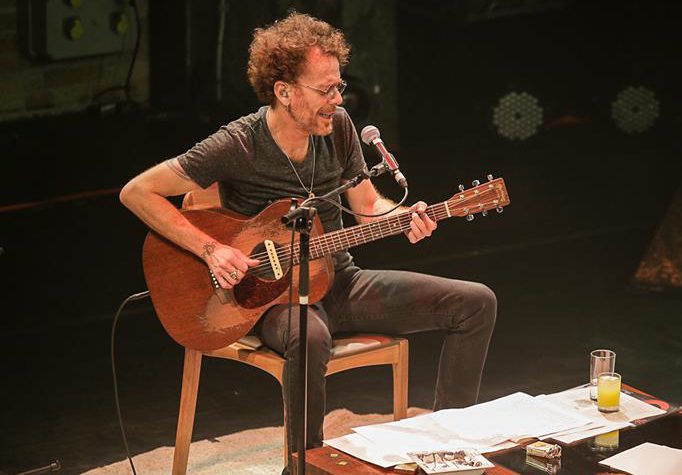  Nando Reis vem com voz e violão para embalar nosso Natal