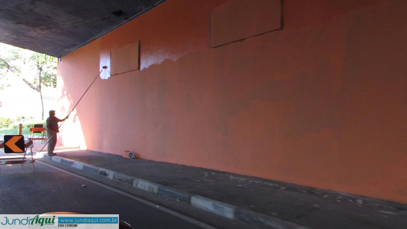  Apagaram tudo, pintaram o muro de laranja… Mas vem novo grafite