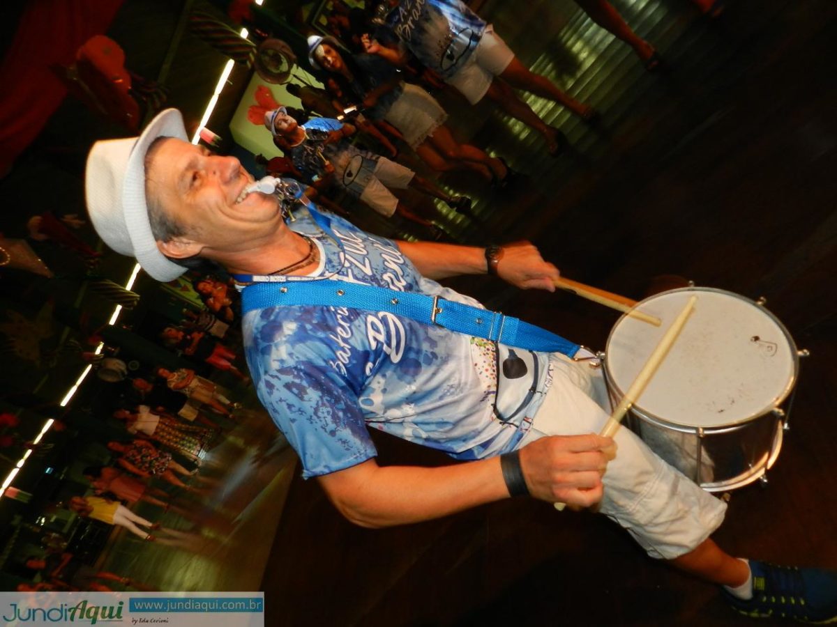 Bateria Azul e Branco vem no embalo do Mestre Gi e ao som do ‘trovão’