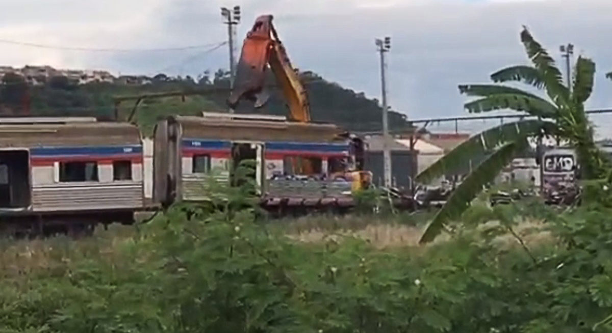 Trens abandonados na linha da CPTM em Jundiaí são destruídos