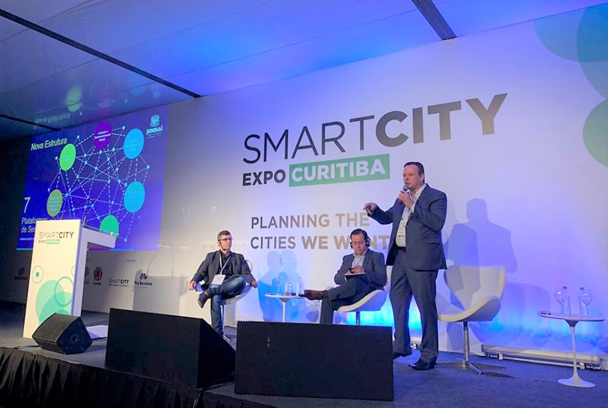 Parimoschi mostra app da Prefeitura como um troféu em Curitiba
