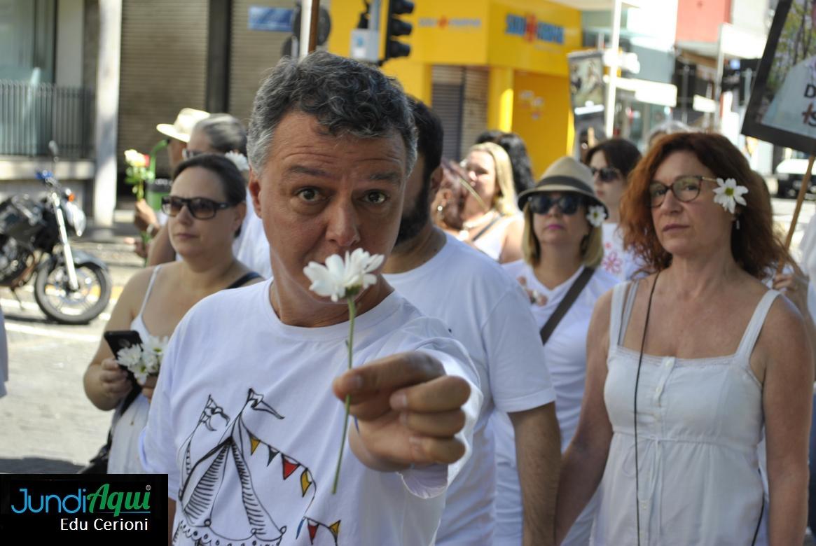  Branco da paz, flores e silêncio marcam caminhada pelo Centro