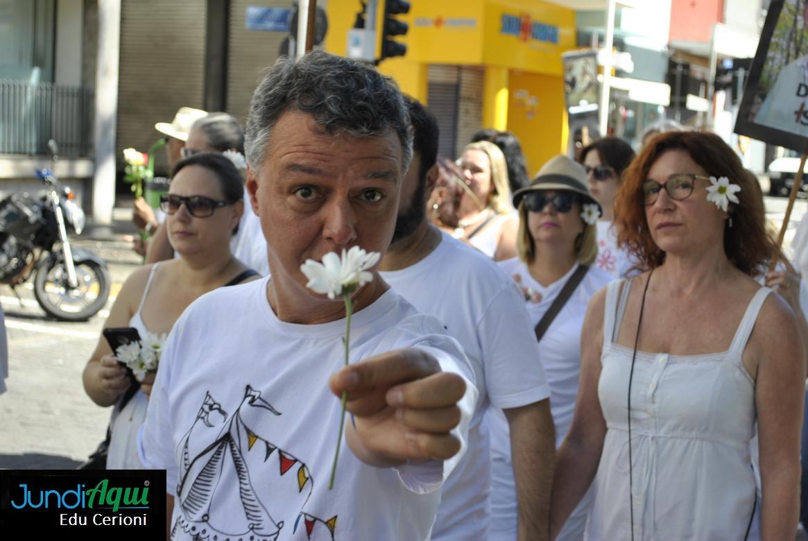 Branco da paz, flores e silêncio marcam caminhada pelo Centro