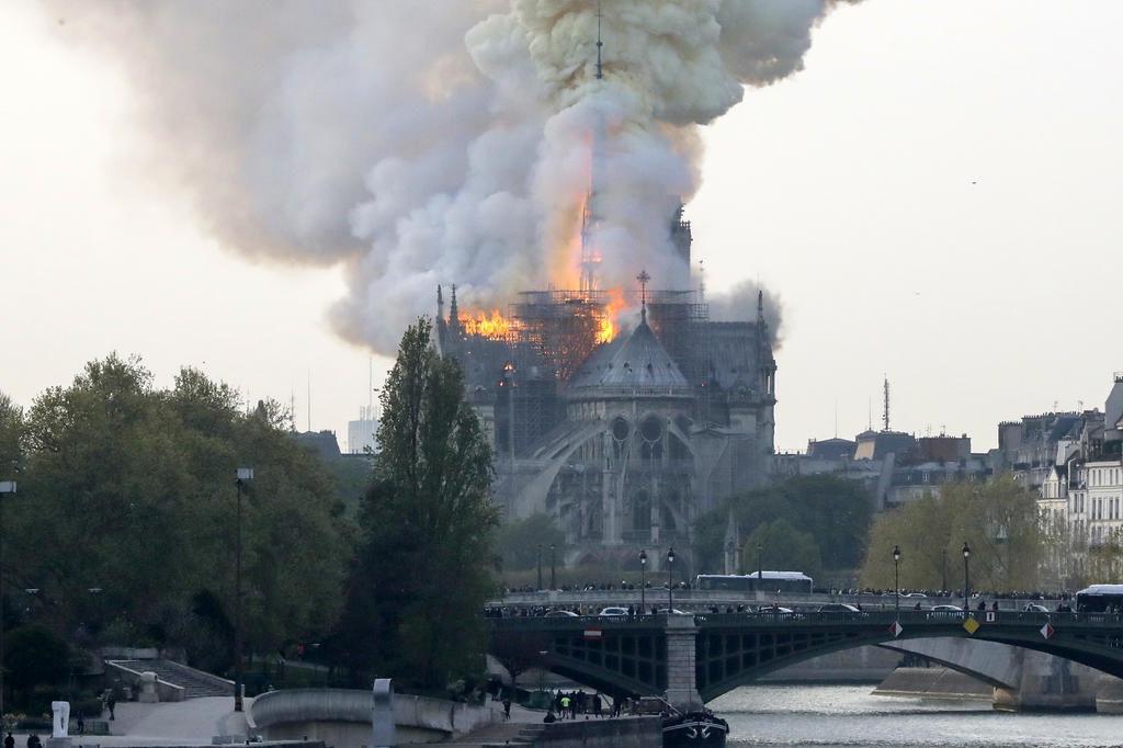  Notre Dame em chamas