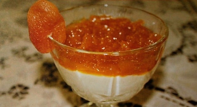 Manjar branco em perfume de flor de laranjeira e calda de damascos