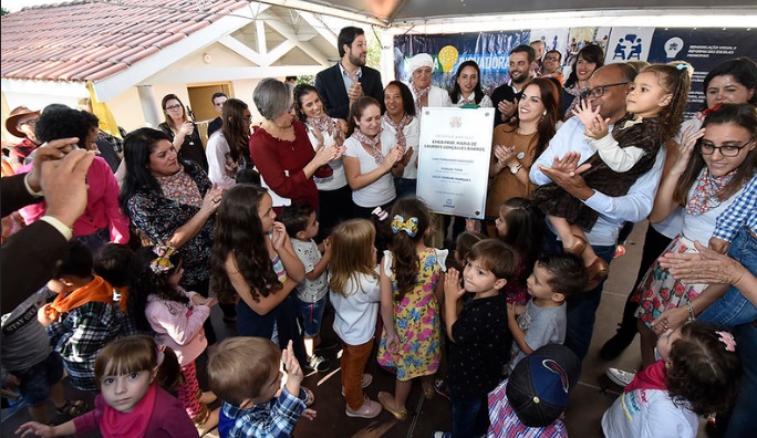 Escola e praça são inauguradas