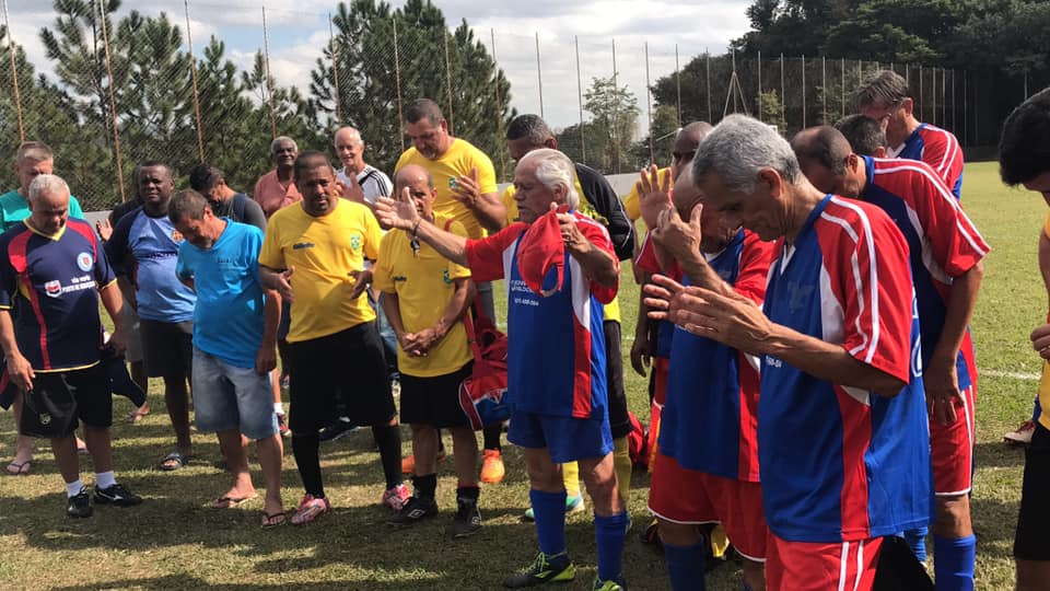  Tá cheio de dor e largadão no sofá? Vovô Ari bate uma bola aos 84 anos