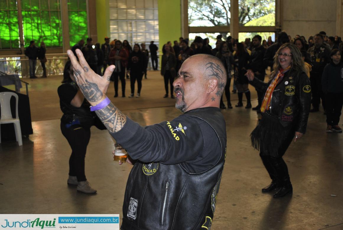  Povo dos motoclubes balança no ritmo do rock o Parque da Uva