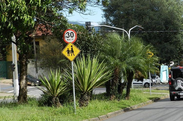  Cidade das 100 mil placas investe em indicações mais claras no trânsito
