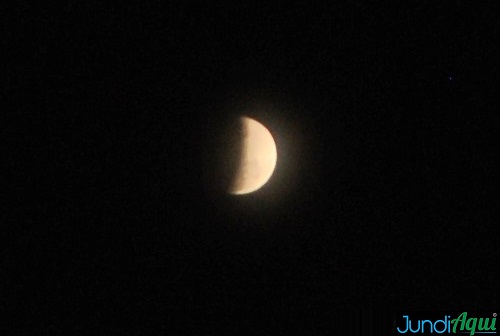  Eclipse lunar parcial é visto de Jundiaí
