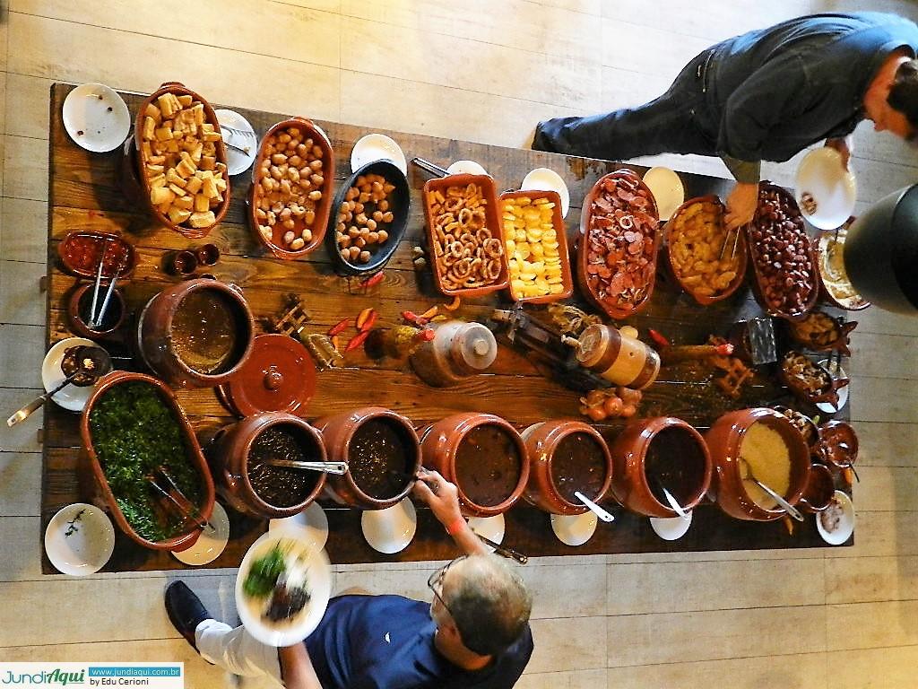  Domingo com feijoada e samba é no Casa Cica, simplesmente uma delícia