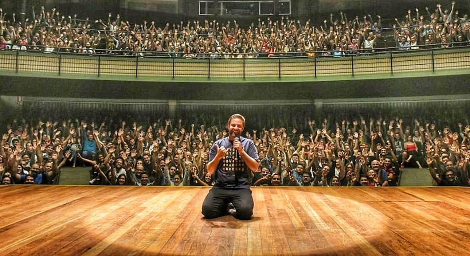  Vencedor do Risadaria traz show “Tá Embaçado”