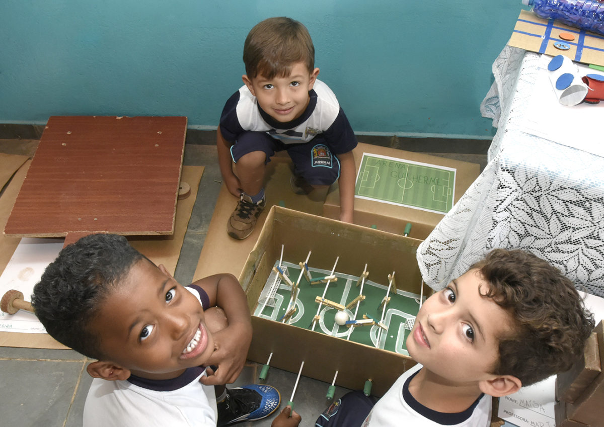 Crianças criam brinquedos em casa com reciclável e fazem sucesso na escola