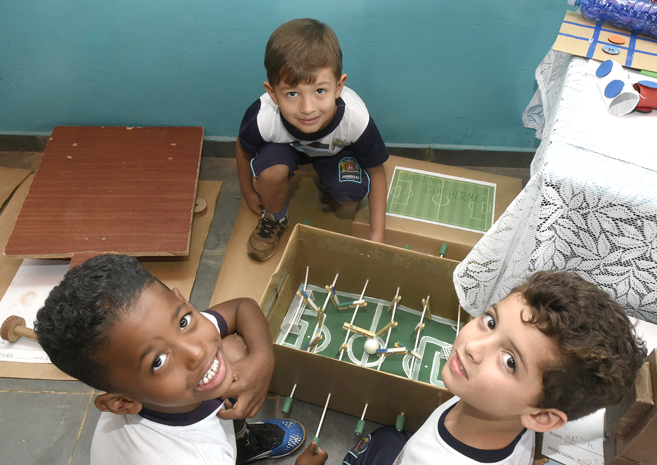  Crianças criam brinquedos em casa com reciclável e fazem sucesso na escola