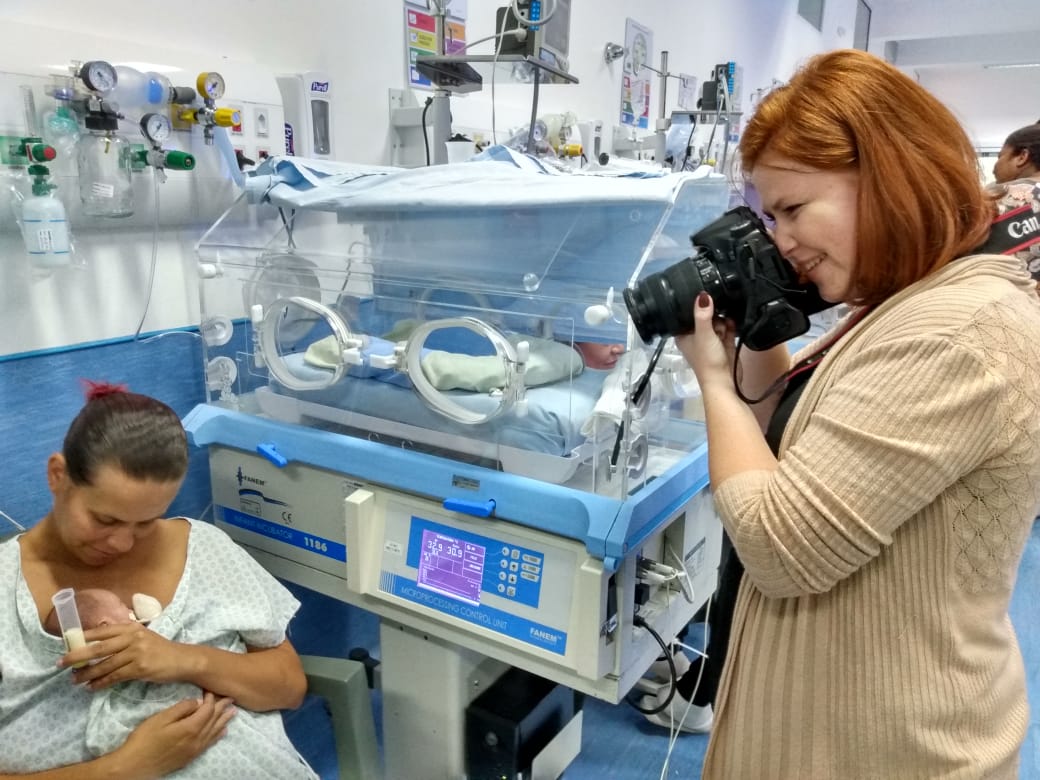 Fotógrafa dá força a pais ao registrar na UTI os bebês prematuros