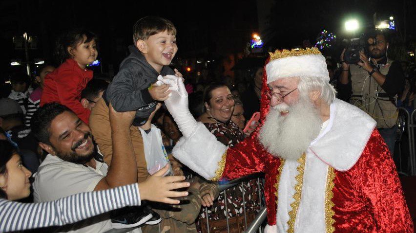 Dois Papais Noéis e neve: Natal da ACE “enlouquece” as crianças