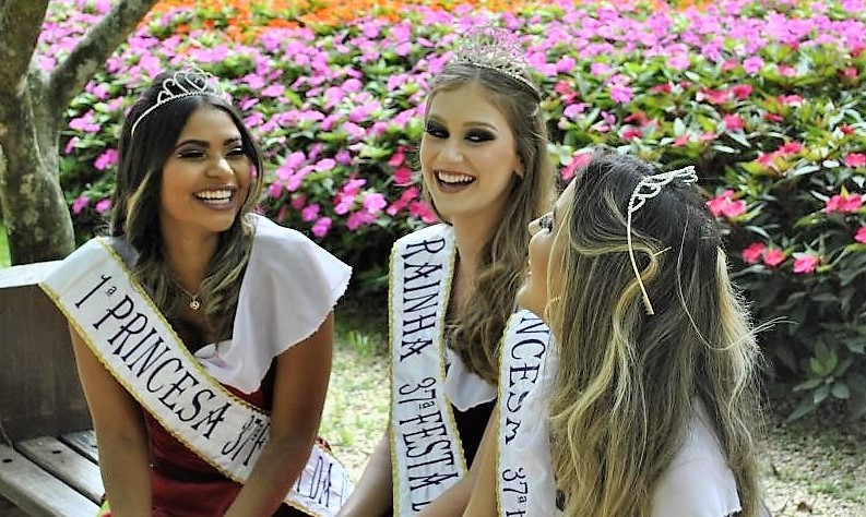 Joyce de Oliveira: brilho nos olhos e na coroa de Rainha da Festa da Uva