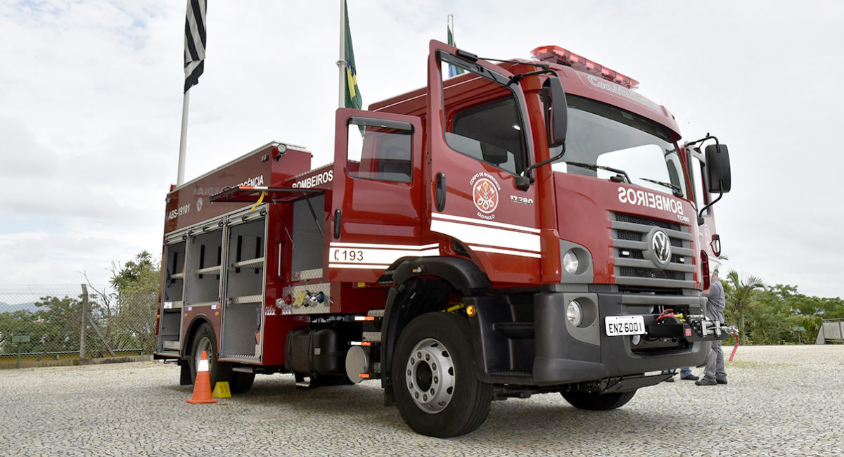 Novo caminhão dos bombeiros carrega 4 mil litros de água