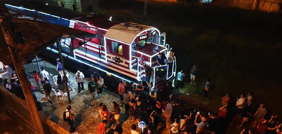  Estaçãozinha se enche em festa para passagem do Trem Iluminado