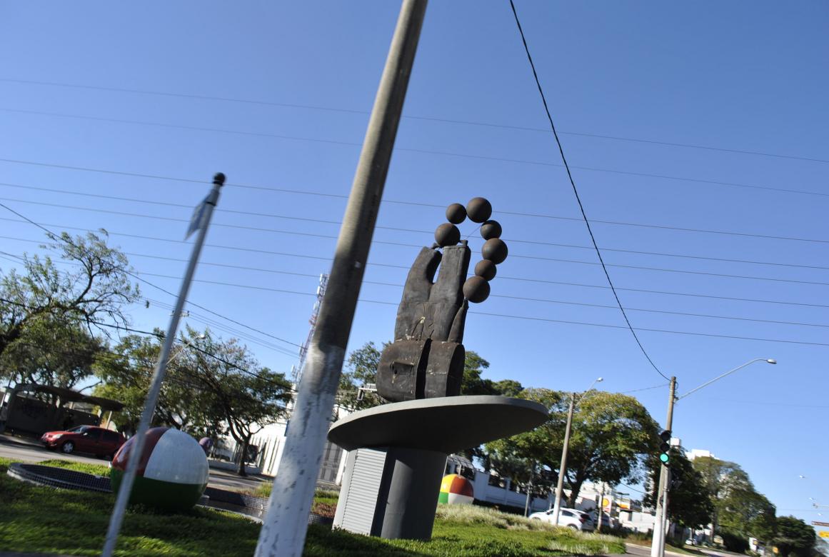  “Equilibrista” de Inos deixa avenida Jundiaí e bolas ganham cor de uva