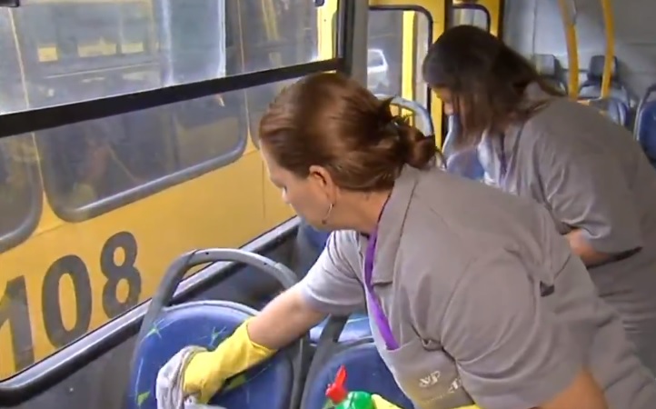  Ônibus passam por limpeza porque vírus pode sobreviver dias no ‘pega-mão’