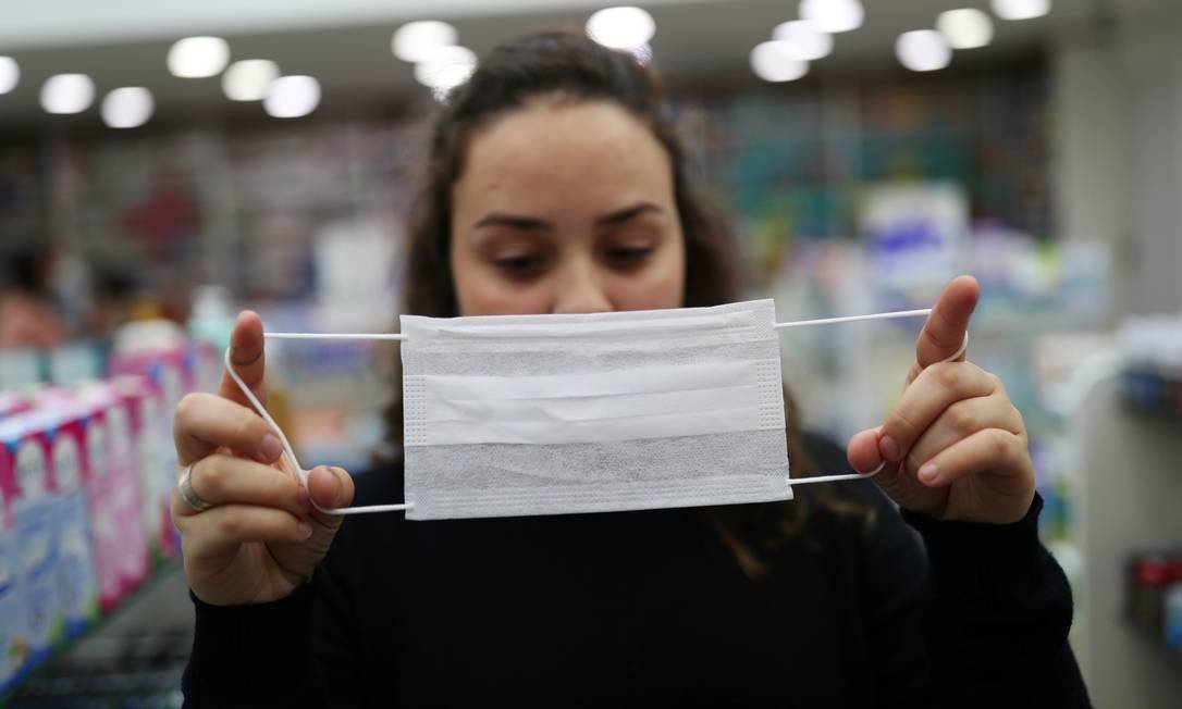 Caem as máscaras, menos nos ônibus e hospitais