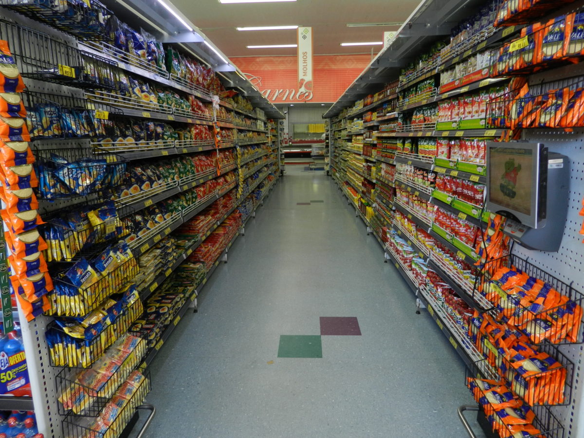 Vai ao supermercado? Não esqueça de doar algum alimento