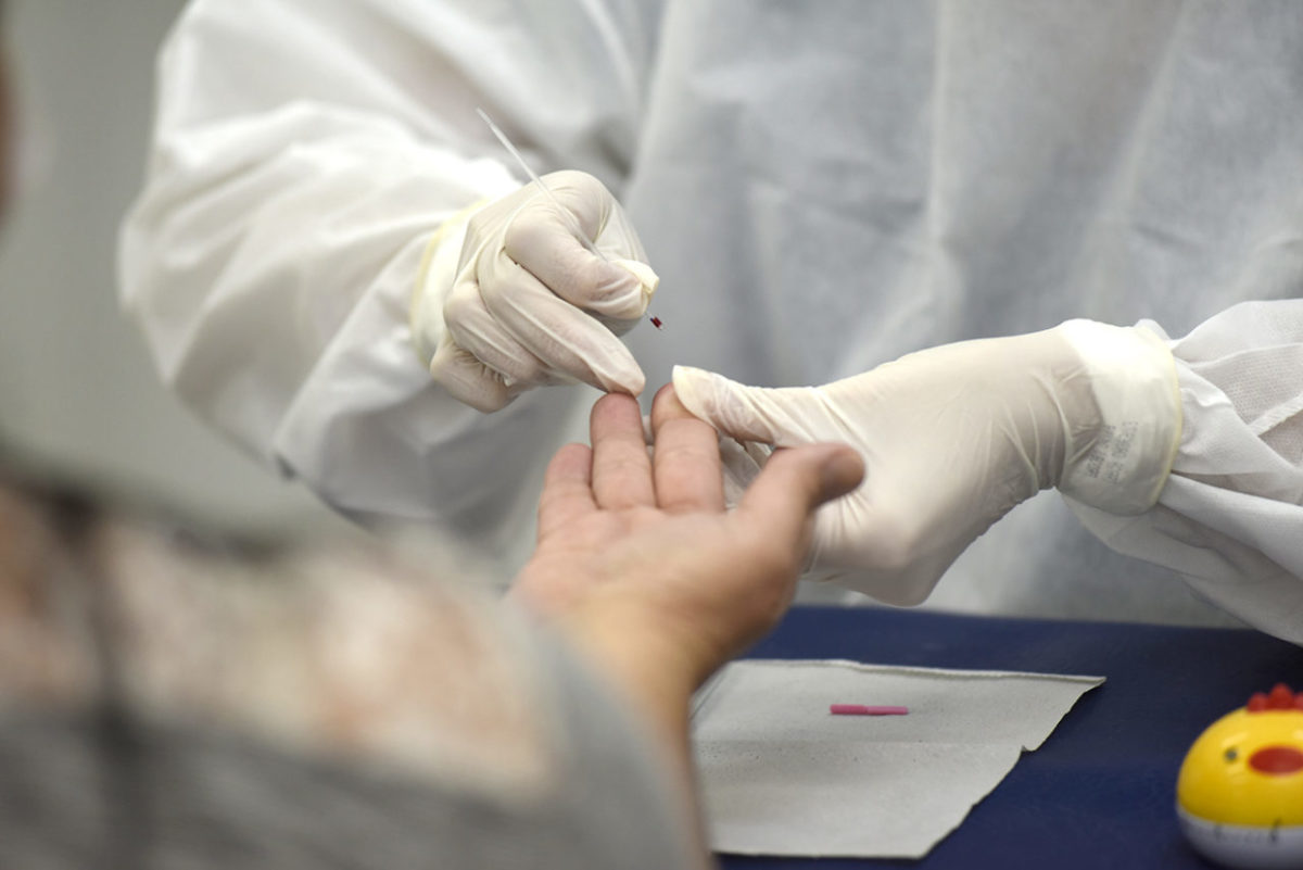 Gripe, tosse… acha que é sintoma da Covid-19? Liga no 156 e agende teste