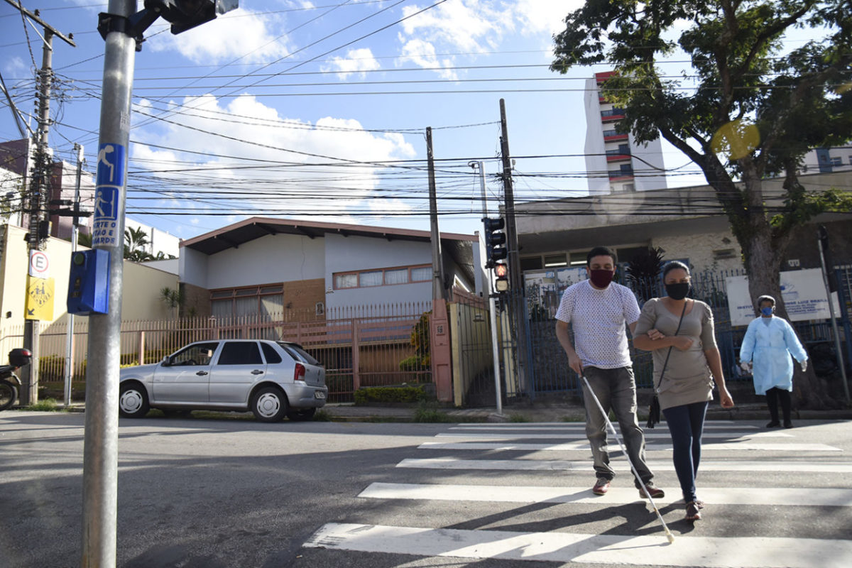 Em frente ao Braille surge 1º semáforo com sinal também sonoro da cidade