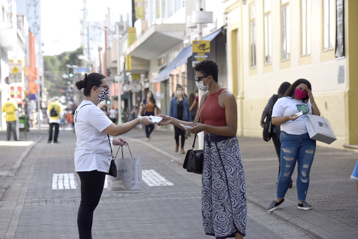 Véspera do Dia dos Namorados foi com distribuição de máscaras no Centro
