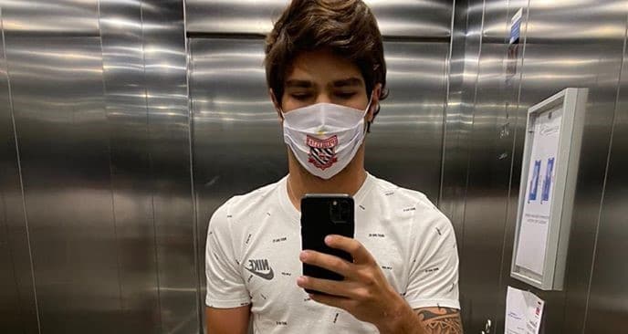 Pedro Piquet passeia com máscara do Paulista pela Europa