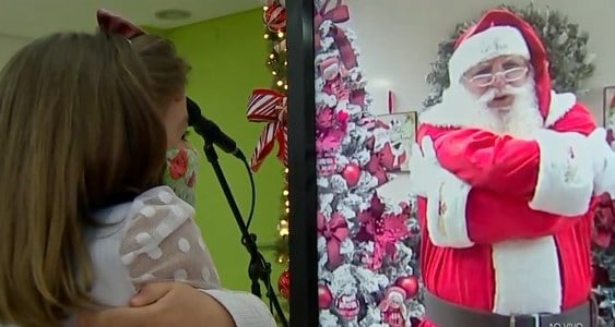 Papai Noel do shopping conversa virtualmente com as crianças