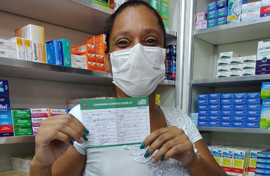 Farmacêutica de Jundiaí, Sandrinha, 52, já foi vacinada em Caieiras