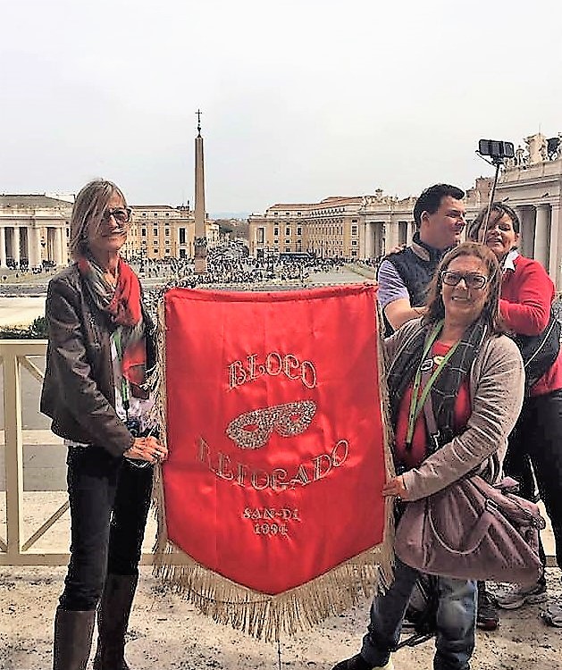 Estandarte do Refogado do Sandi já desfilou até no Vaticano. Será que o Papa viu?