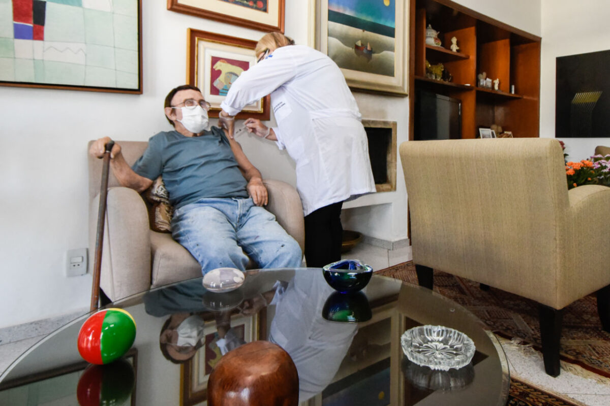 Um dia após vacina, só para variar, Inos foi trabalhar no seu ateliê